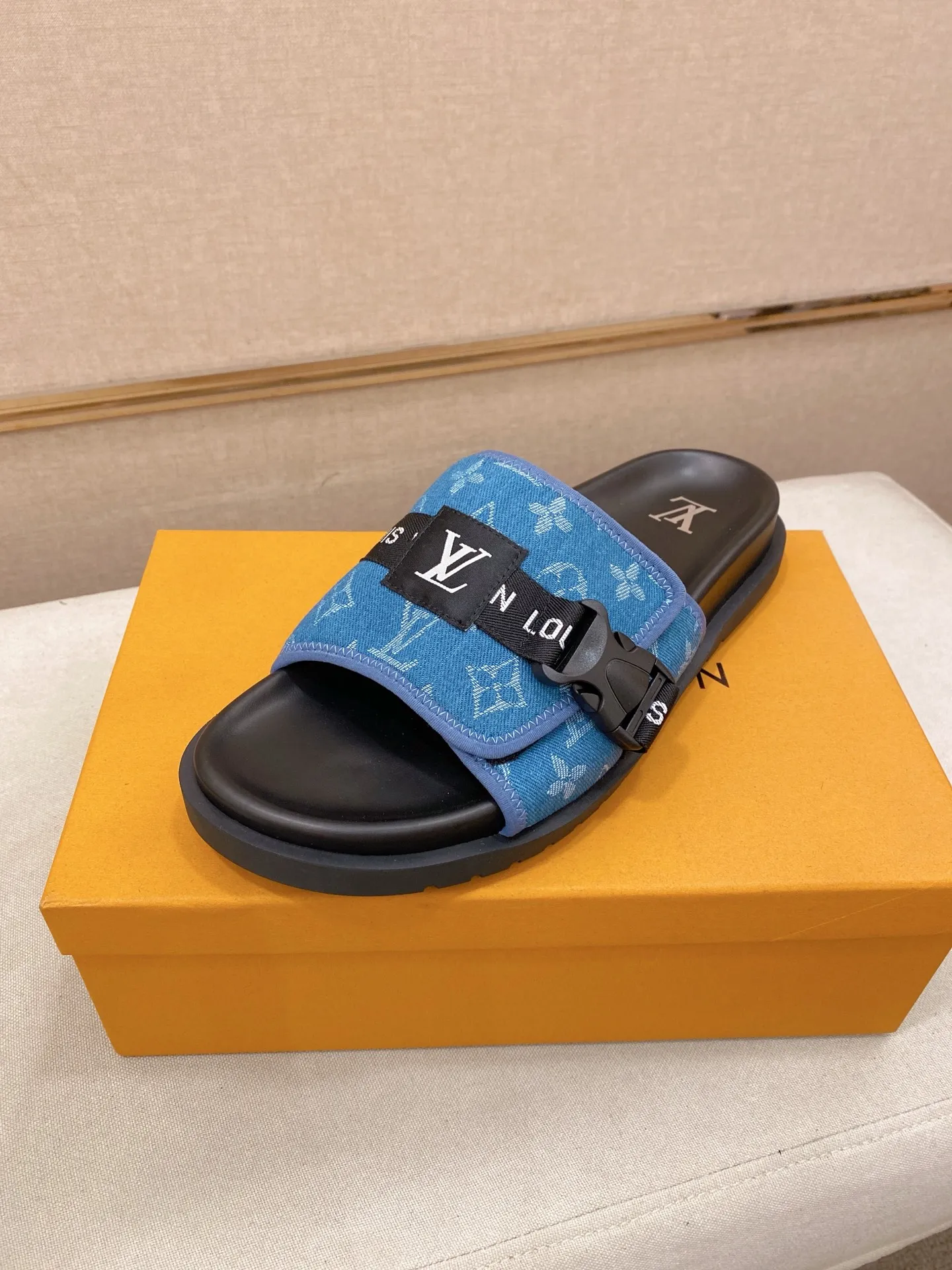 Men's shoes💰: 320💰Made by LV🔍Top purchasing agent, men's spring and summer slippers are available at the same counter. The uppers are made of cowhide imported from Italy, with logo graphics and high-quality craftsmanship. Soles: original soles specially provided by the original factory. Exclusive molded soles are super comfortable. Original goods with single order, 🔍🔍high quality, you can enter and exit the counter at will. Welcome to compare, code number 38-44. Can be customized45